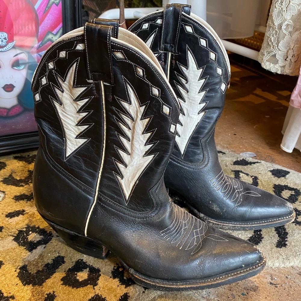 Black and white flame vintage cowboy boots size 7 used